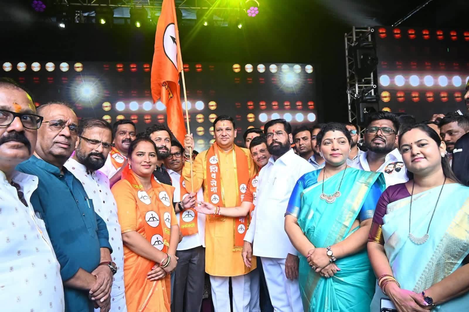 उबाठाला धक्का; महेश कदम यांनी हाती घेतला भगवा.. उपमुख्यमंत्री एकनाथ शिंदे यांच्या हस्ते टेंभी नाका येथील दहीहंडी उत्सवात कार्यकर्त्यांसह शिवसेनेत प्रवेश!