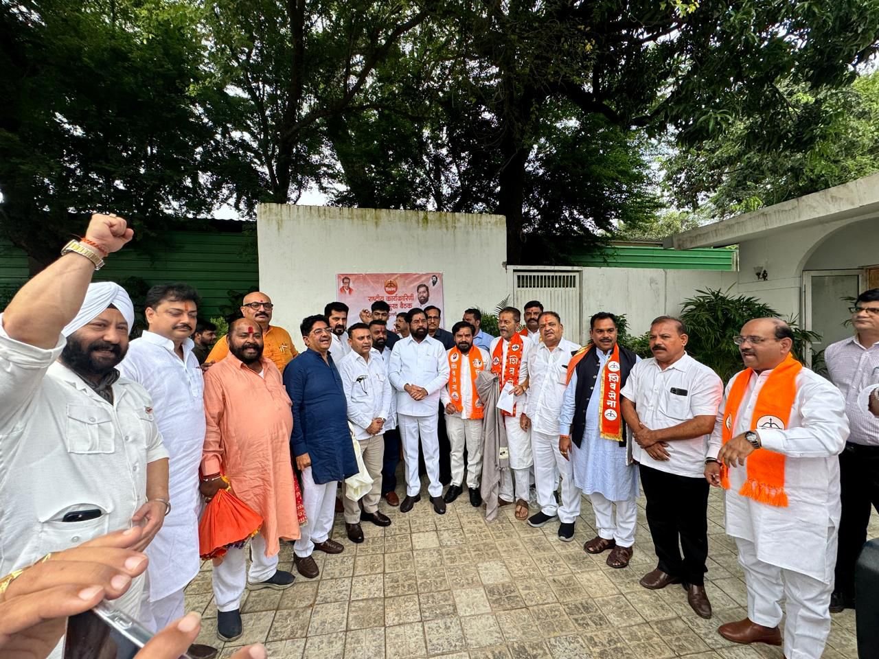 कामाच्या माध्यमातून समाजातील शेवटच्या घटकापर्यंत शिवसेना पोहोचवा…उपमुख्यमंत्री एकनाथ शिंदे यांचे शिवसेना राज्य प्रमुखांना आवाहन; पंतप्रधान नरेंद्र मोदी यांच्या २५ वर्षांच्या सेवा कालावधीनिमित्त शिवसेनेकडून २५ राज्यांत रुग्णवाहिका देणार..महिला, युवक आणि विद्यार्थ्यांच्या प्रश्नांवर स्थानिक पातळीवर काम करण्याच्या सूचना!