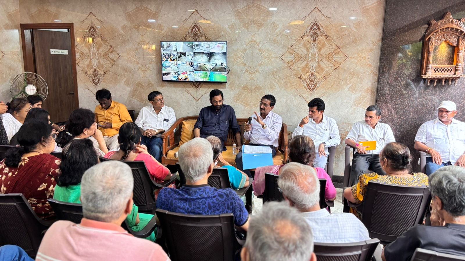 Thane: २९ लाख ठाणेकरांसाठी ठामपाचे फक्त सहा टँकर.. तहानलेले घोडबंदर खासगी टँकर लॉबीला दिले आंदण.. पाहणी दौऱ्यात आमदार संजय केळकर यांचा आरोप!