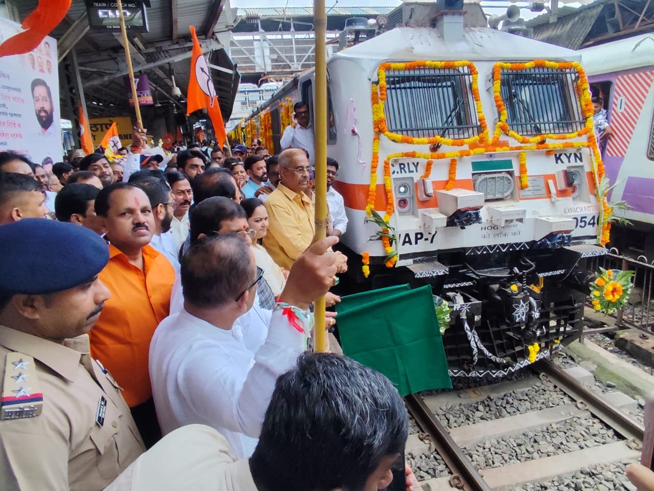 खासदार डॉ. श्रीकांत शिंदे आणि खासदार नरेश म्हस्के यांच्या पाठपुराव्यानंतर छत्रपती शिवाजी महाराज टर्मिनस ते सावंतवाडी रोड नियमित एक्सप्रेस ट्रेन सुरु;  छत्रपती शिवाजी महाराज टर्मिनस येथे उपमुख्यमंत्री एकनाथ शिंदे यांनी दाखवला हिरवा झेंडा…  खासदार नरेश म्हस्के यांच्या मार्गदर्शनाखाली शिवसैनिकांनी ठाण्यात केले ट्रेनचे जंगी स्वागत…खासदार नरेश म्हस्के यांची वचनपूर्ती!