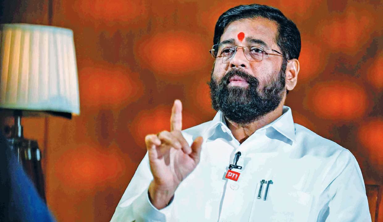 Eknath shinde: बाळासाहेबांचे विचार गोठवले आता धनुष्यबाण गोठवण्याची मागणी…उपमुख्यमंत्री एकनाथ शिंदे यांची उबाठावर टीका; सर्वोच्च न्यायालयातील सुनावणीच्या पार्श्वभूमीवर उपमुख्यमंत्री एकनाथ शिंदे दिल्लीत दाखल…पक्षाच्या राज्य प्रमुखांच्या बैठकीला मार्गदर्शन करणार!