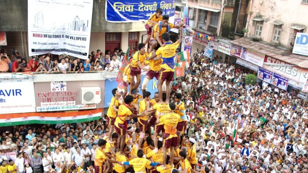Thane: स्पर्धा नाही… परंपरा, संस्कार आणि उत्साहाचा वारसा…नवयुग मित्र मंडळाच्या दहीहंडी महोत्सवाचे २२ वे वर्ष; गोविंदा पथकांमध्ये उत्साह!